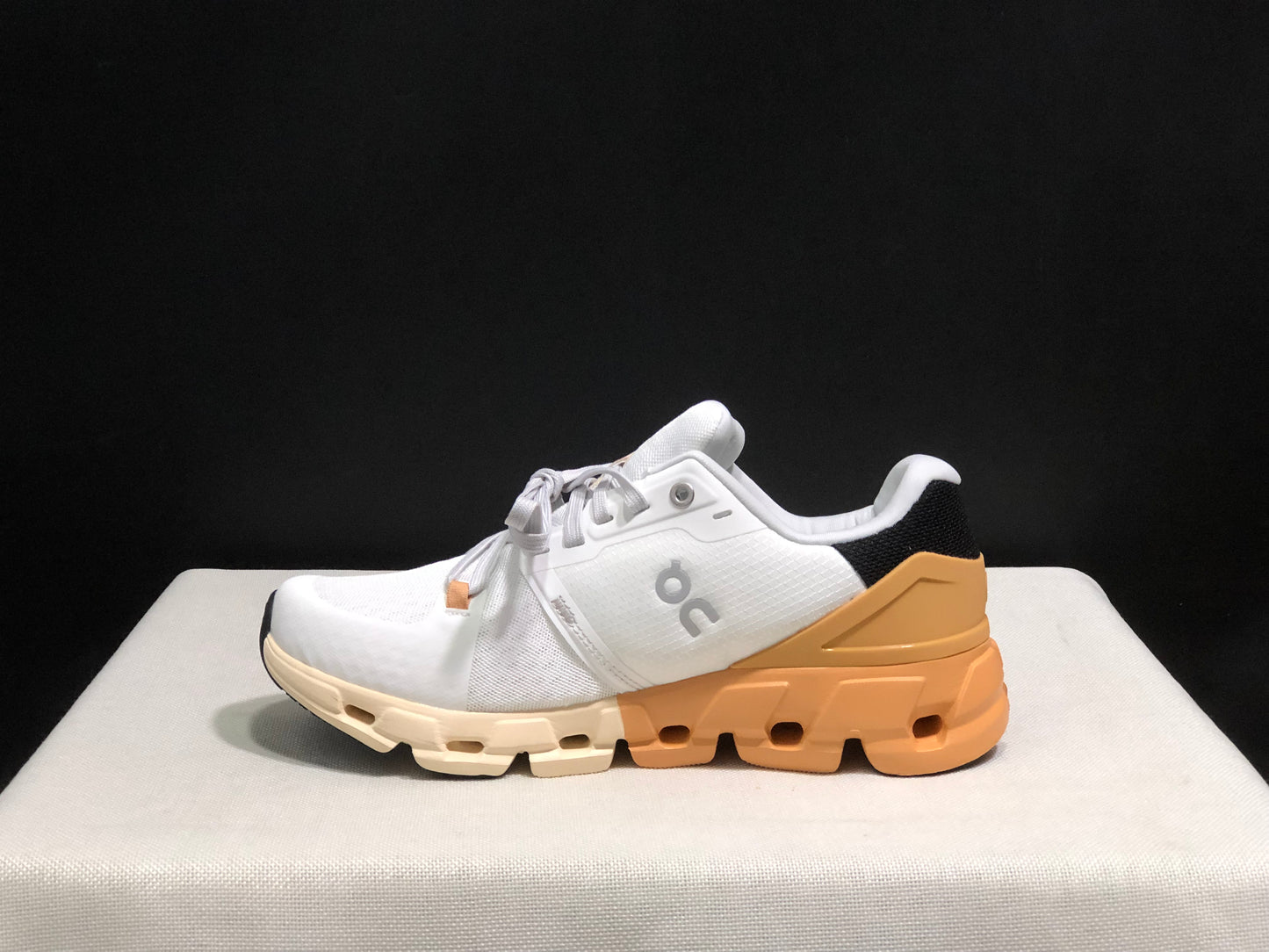 On Running Cloudflow 4 Shock-Absorbing And Wear-Resistant Running Shoes White/Copper