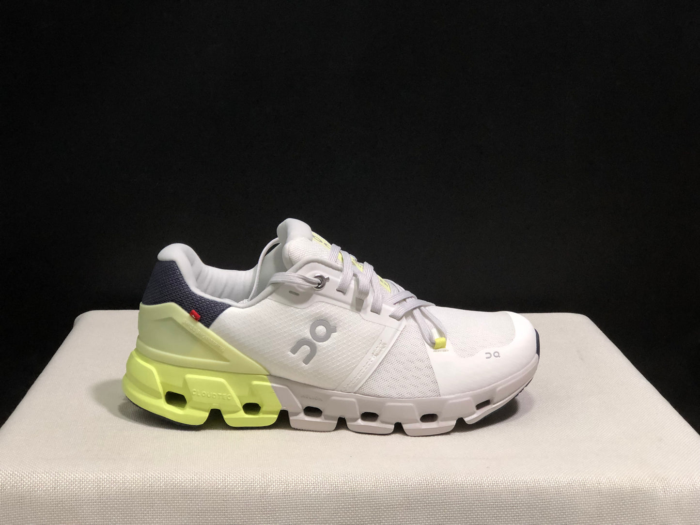 On Running Cloudflow 4 White/Hay Shock-Absorbing And Wear-Resistant Running Shoes