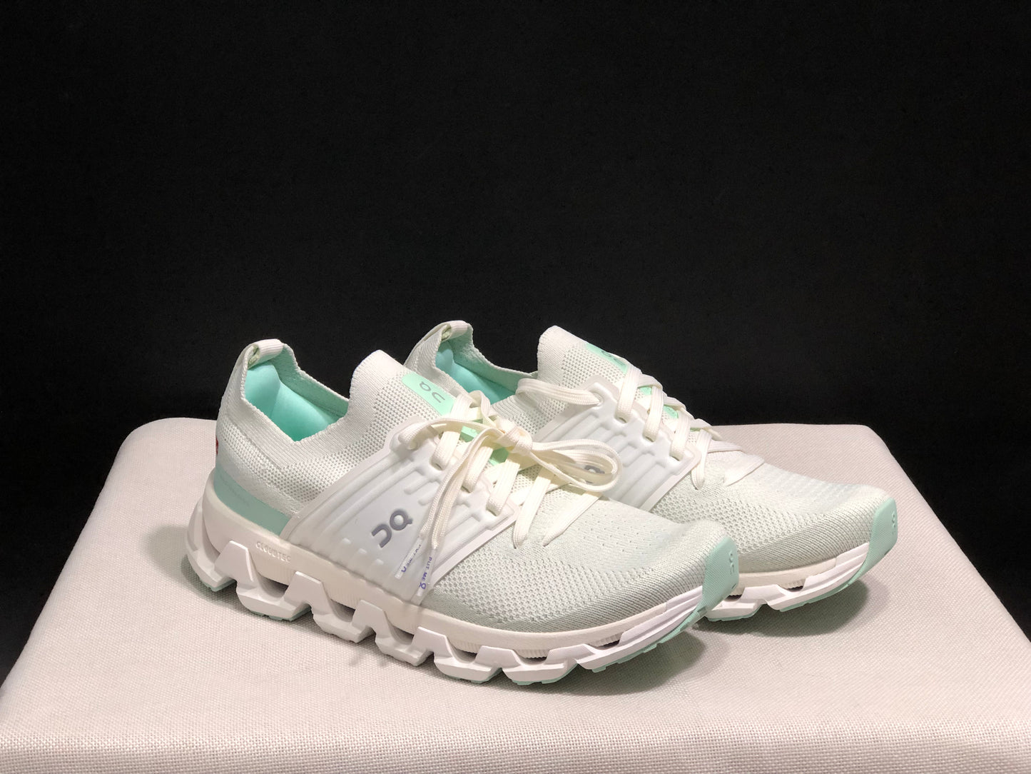 On Running Cloudswift 3 Trendy And Comfortable Running Shoes Ivory/Creek