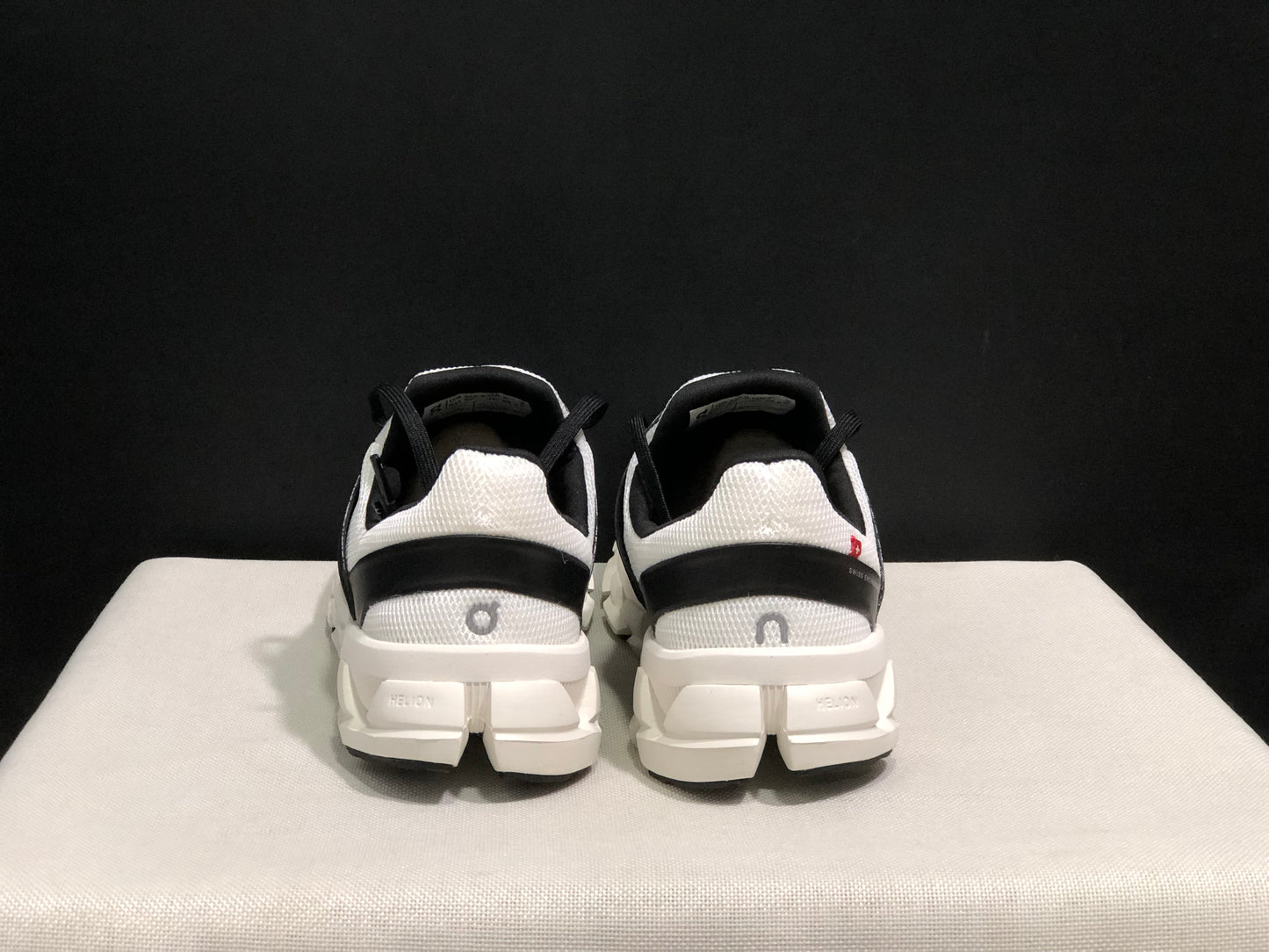On Running Cloudswift 3 Trendy And Comfortable Running Shoes Black/White