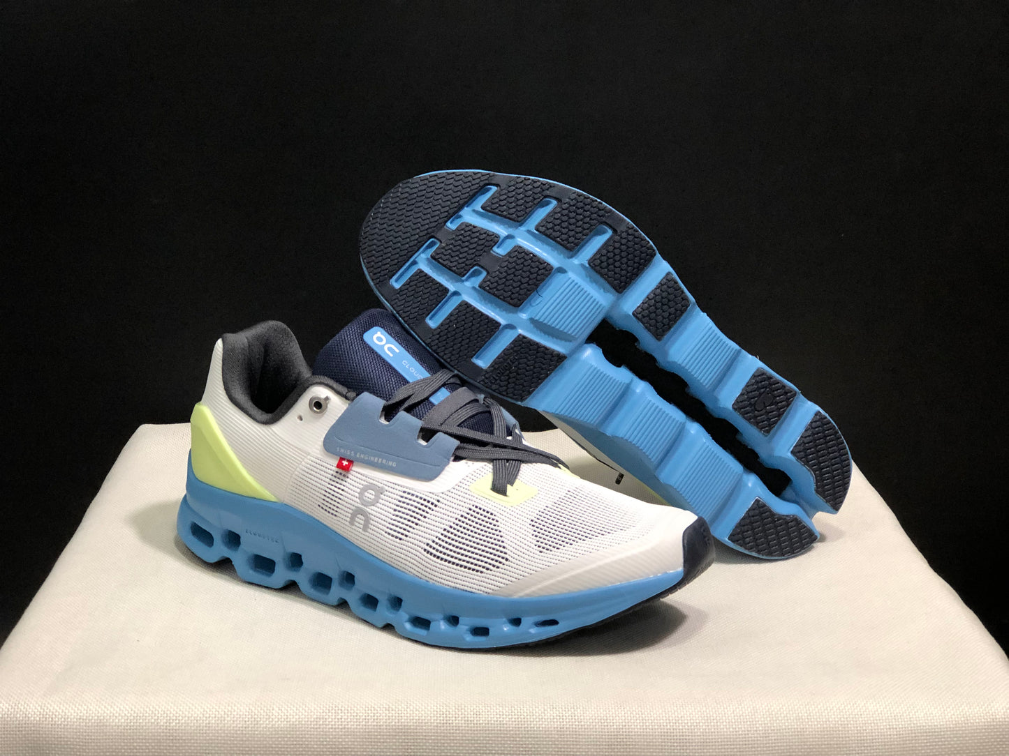 On Running Cloudstratus Breathable Support Running Shoes Frost/Niagara