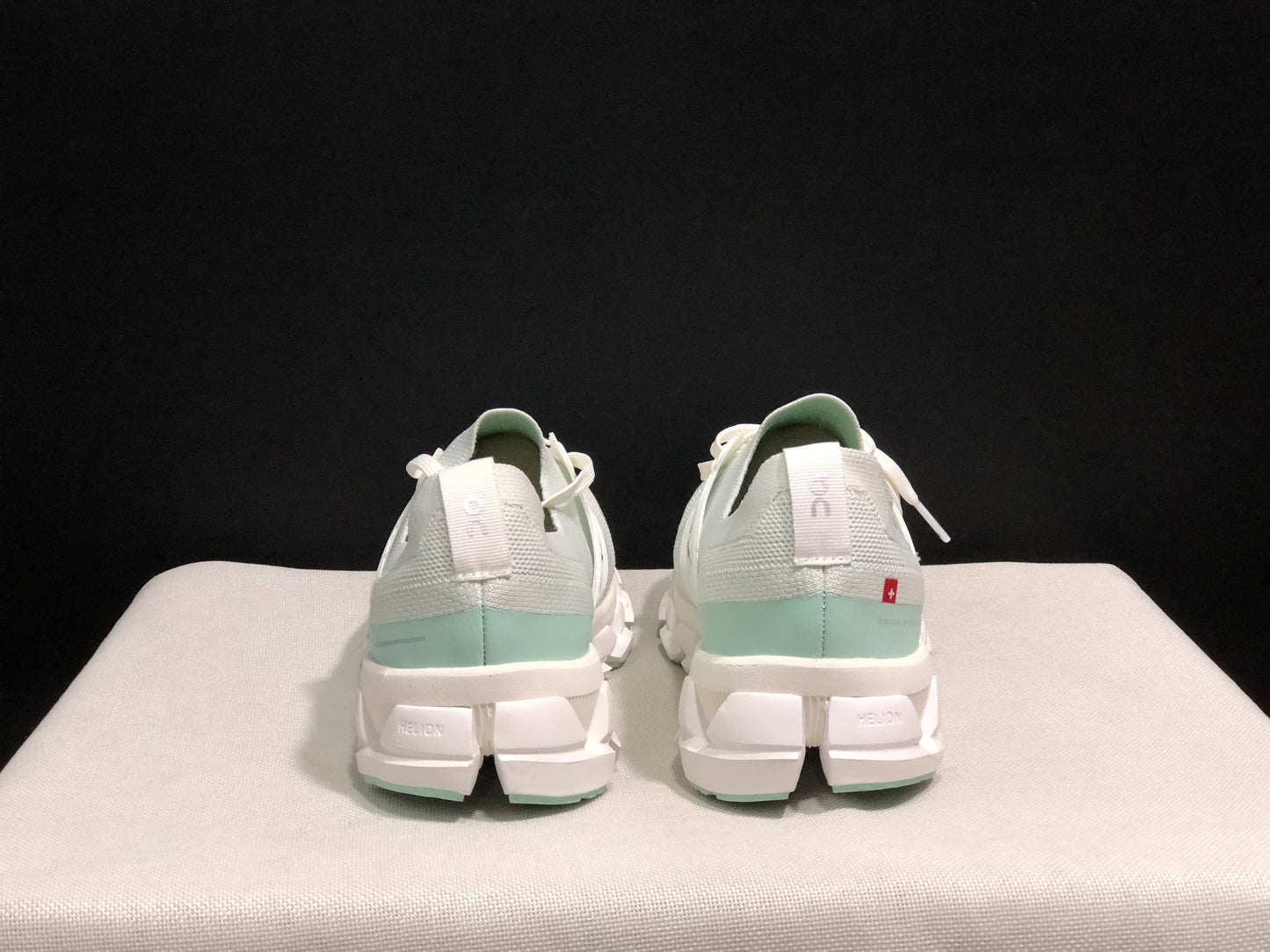 On Running Cloudswift 3 Trendy And Comfortable Running Shoes Ivory/Creek