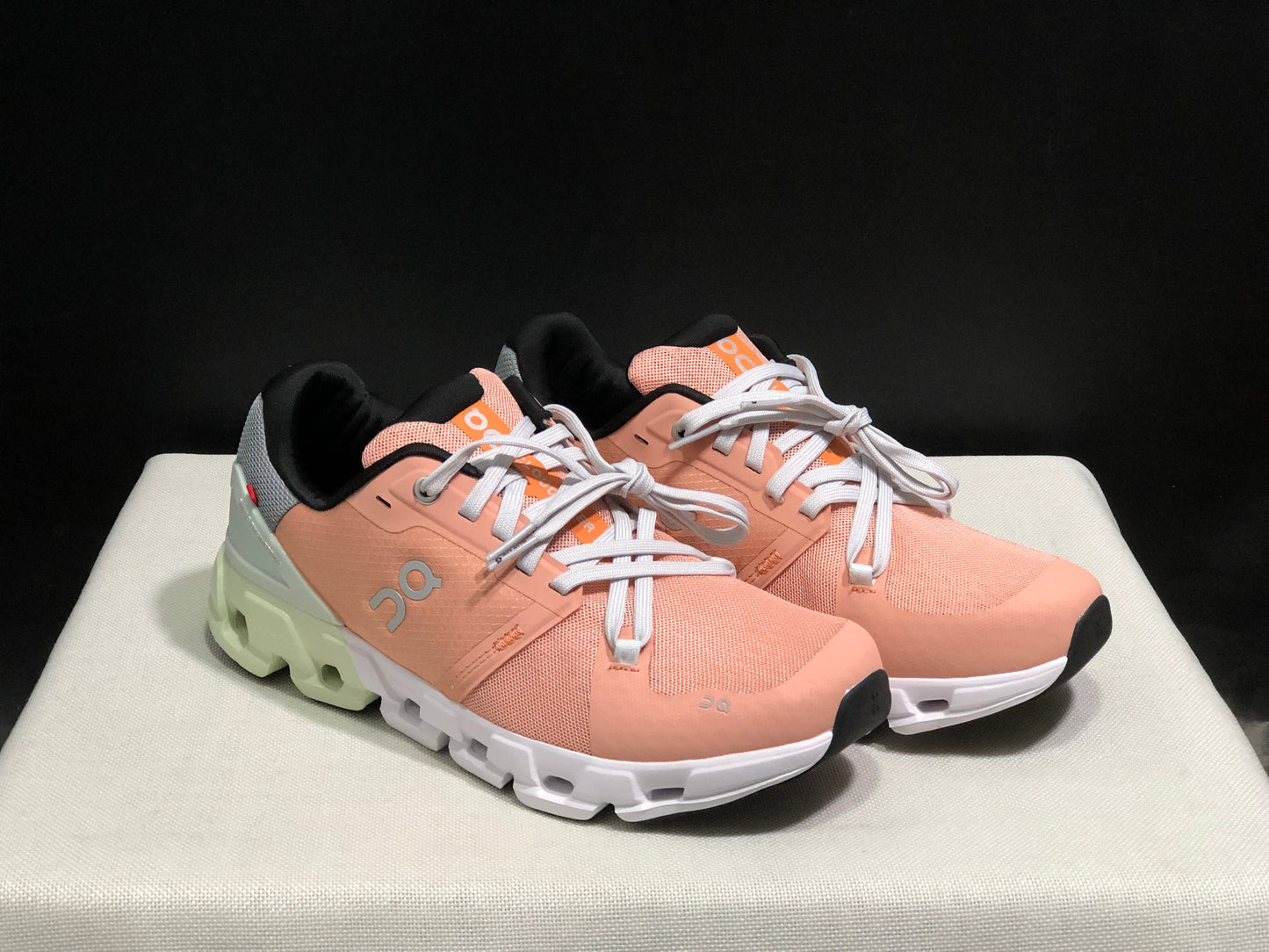 On Running Cloudflow 4 Shock-Absorbing And Wear-Resistant Running Shoes Peach/Aloe