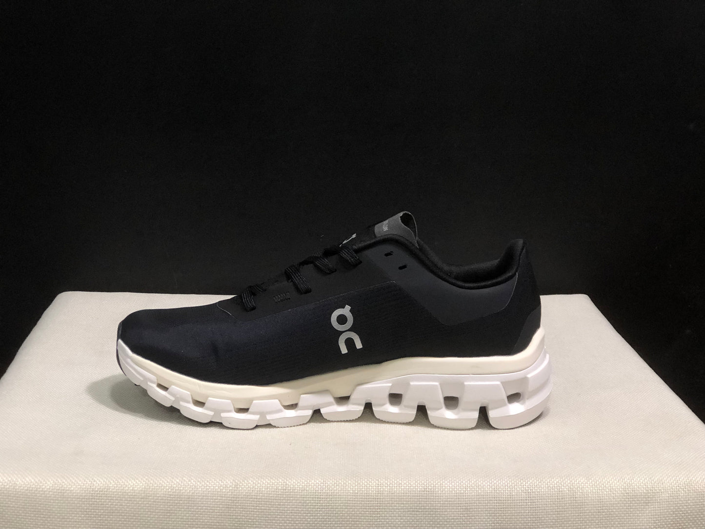 On Running Cloudflow 4 Shock-Absorbing And Wear-Resistant Black Running Shoes