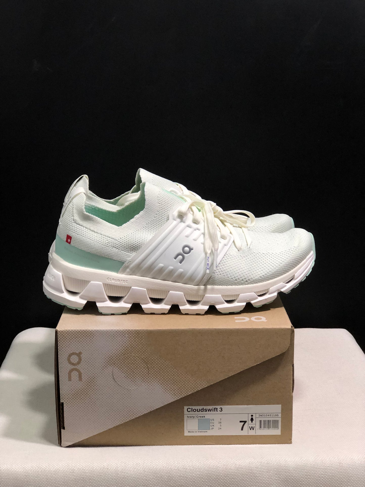 On Running Cloudswift 3 Trendy And Comfortable Running Shoes Ivory/Creek