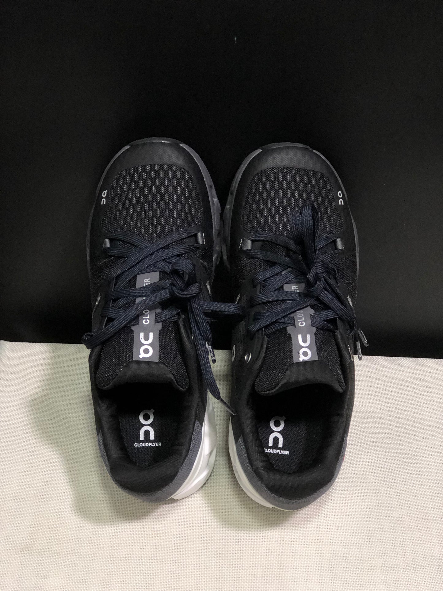 On Running Cloudflow 4 Shock-Absorbing And Wear-Resistant Running Shoes Black/White
