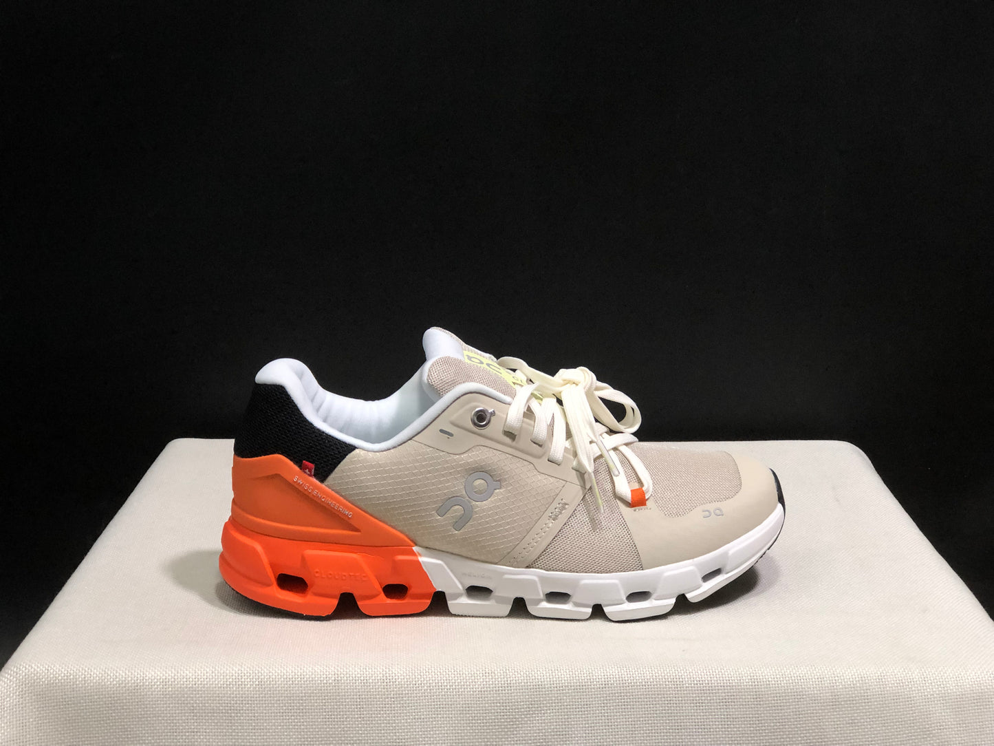 On Running Cloudflow 4 Shock-Absorbing And Wear-Resistant Running Shoes Sand/Flame