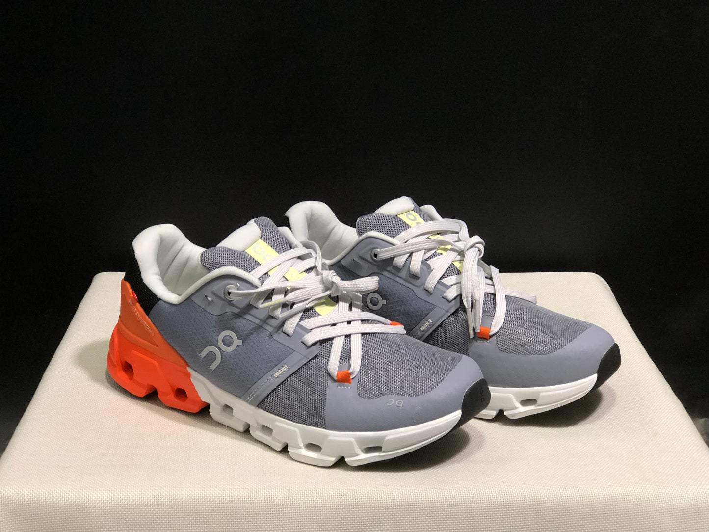 On Running Cloudflow 4 Shock-Absorbing And Wear-Resistant Running Shoes Fossil/Flame