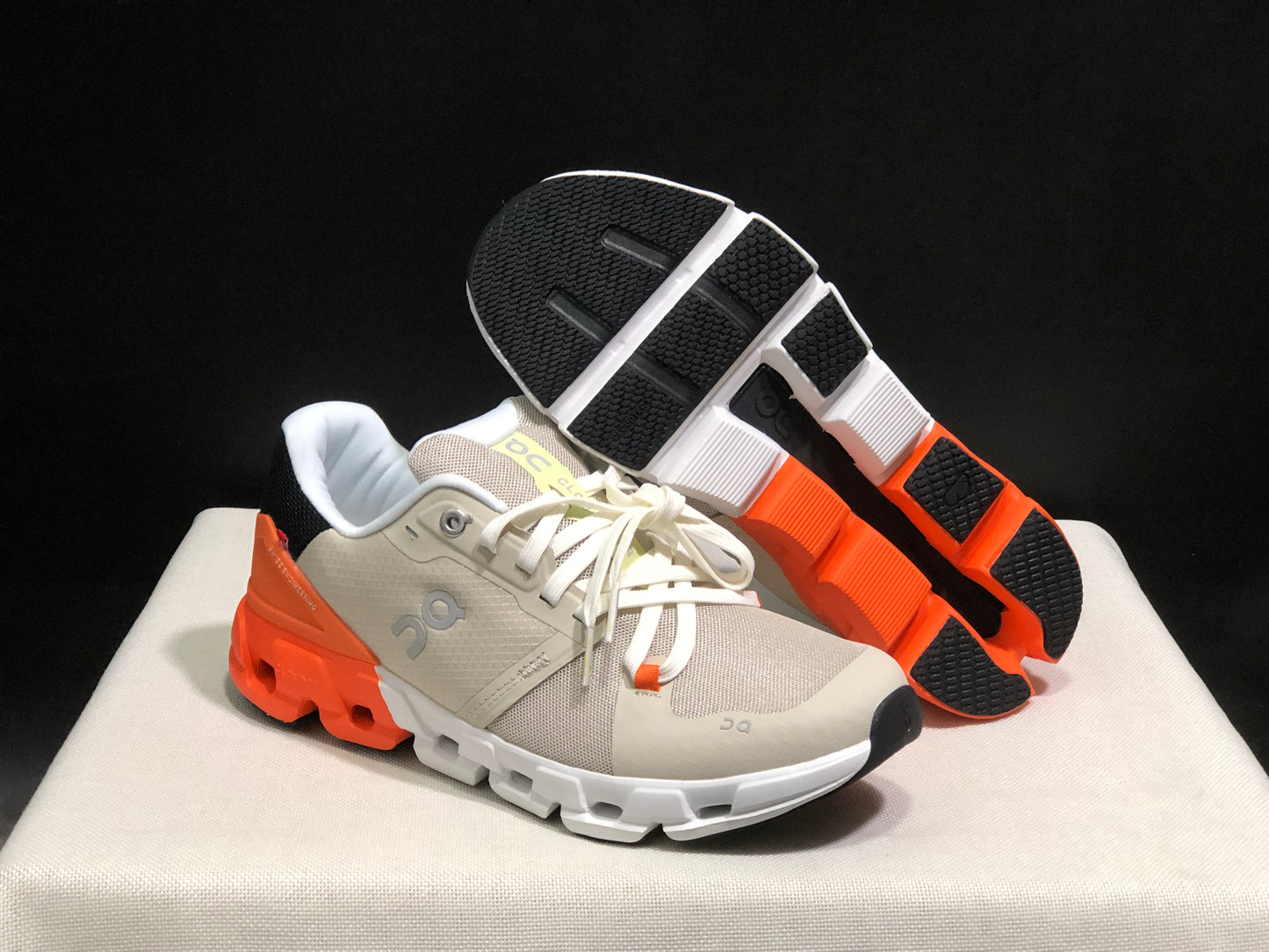 On Running Cloudflow 4 Shock-Absorbing And Wear-Resistant Running Shoes Sand/Flame