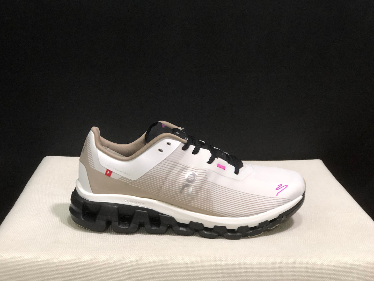On Running Cloudflow 4 Shock-Absorbing And Wear-Resistant Running Shoes Khaki/White