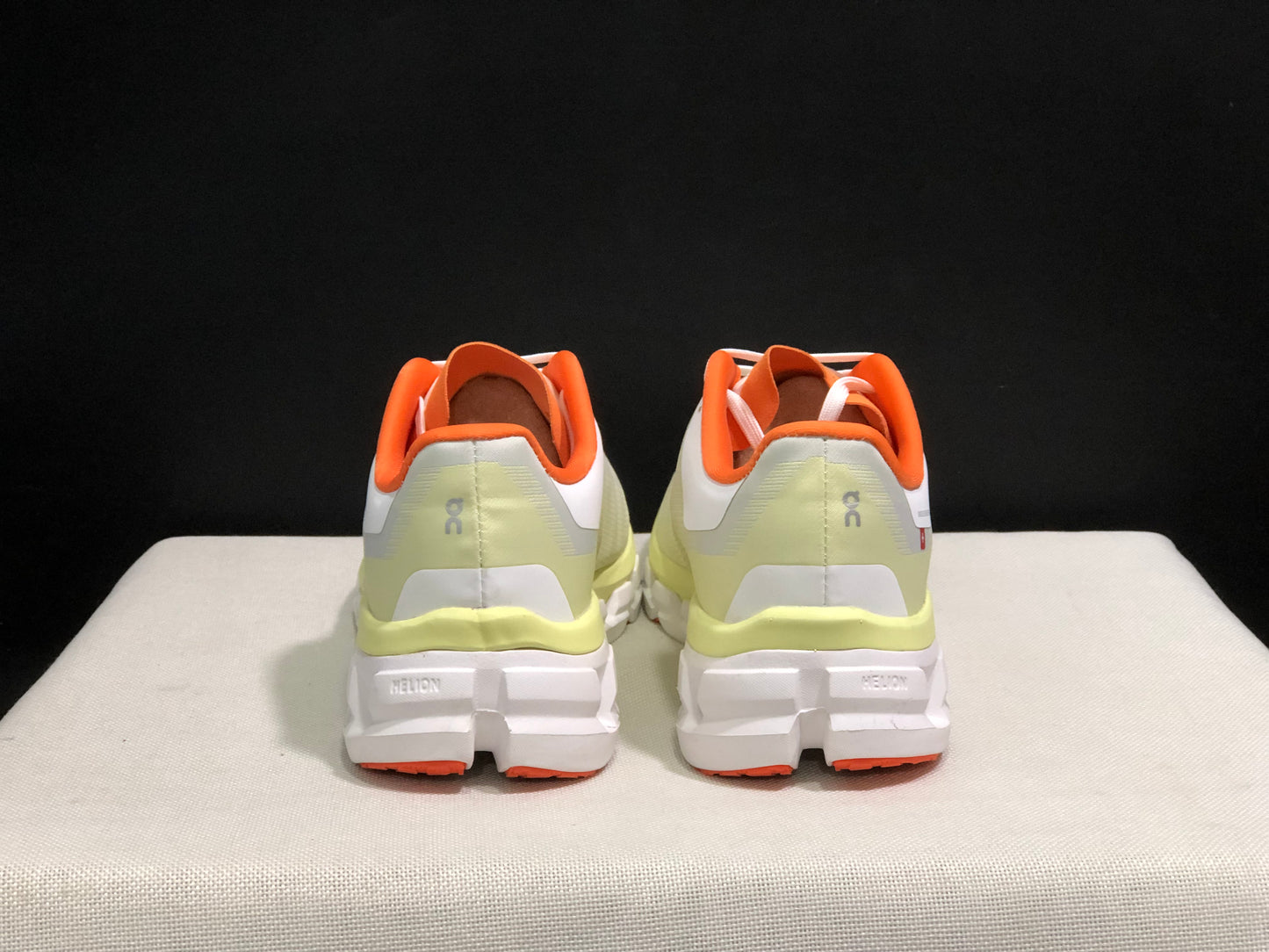 On Running Cloudflow 4 Shock-Absorbing And Wear-Resistant Running Shoes White/Hay