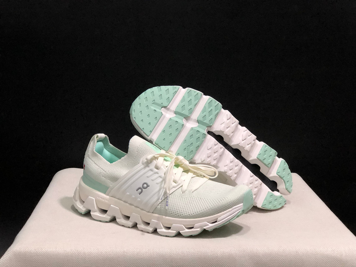 On Running Cloudswift 3 Trendy And Comfortable Running Shoes Ivory/Creek