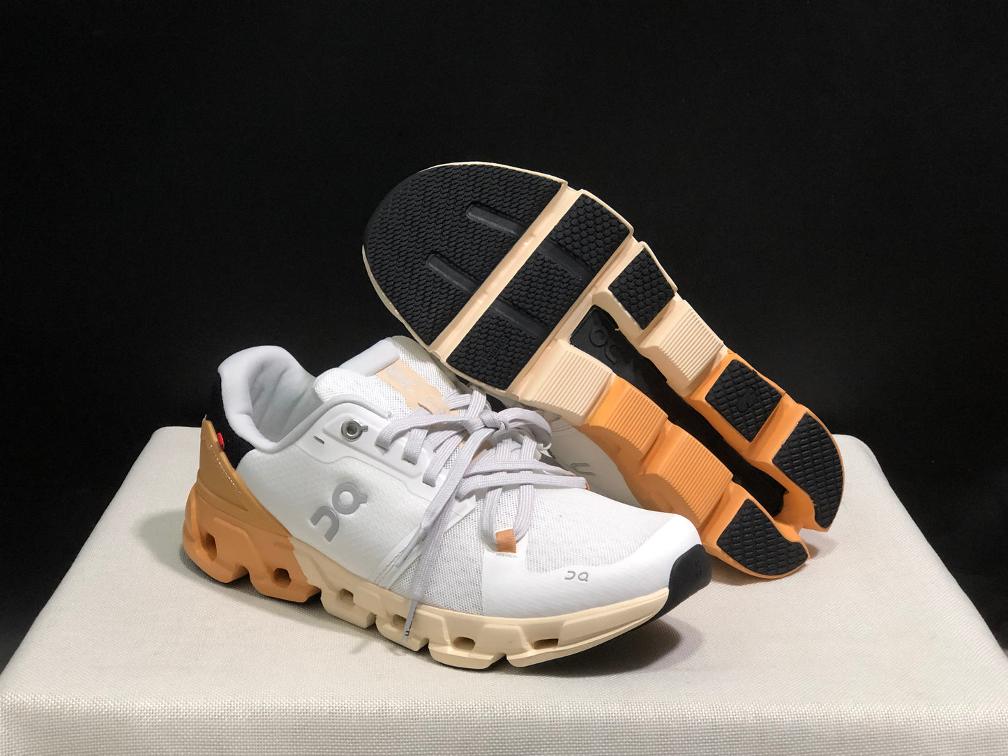 On Running Cloudflow 4 Shock-Absorbing And Wear-Resistant Running Shoes White/Copper