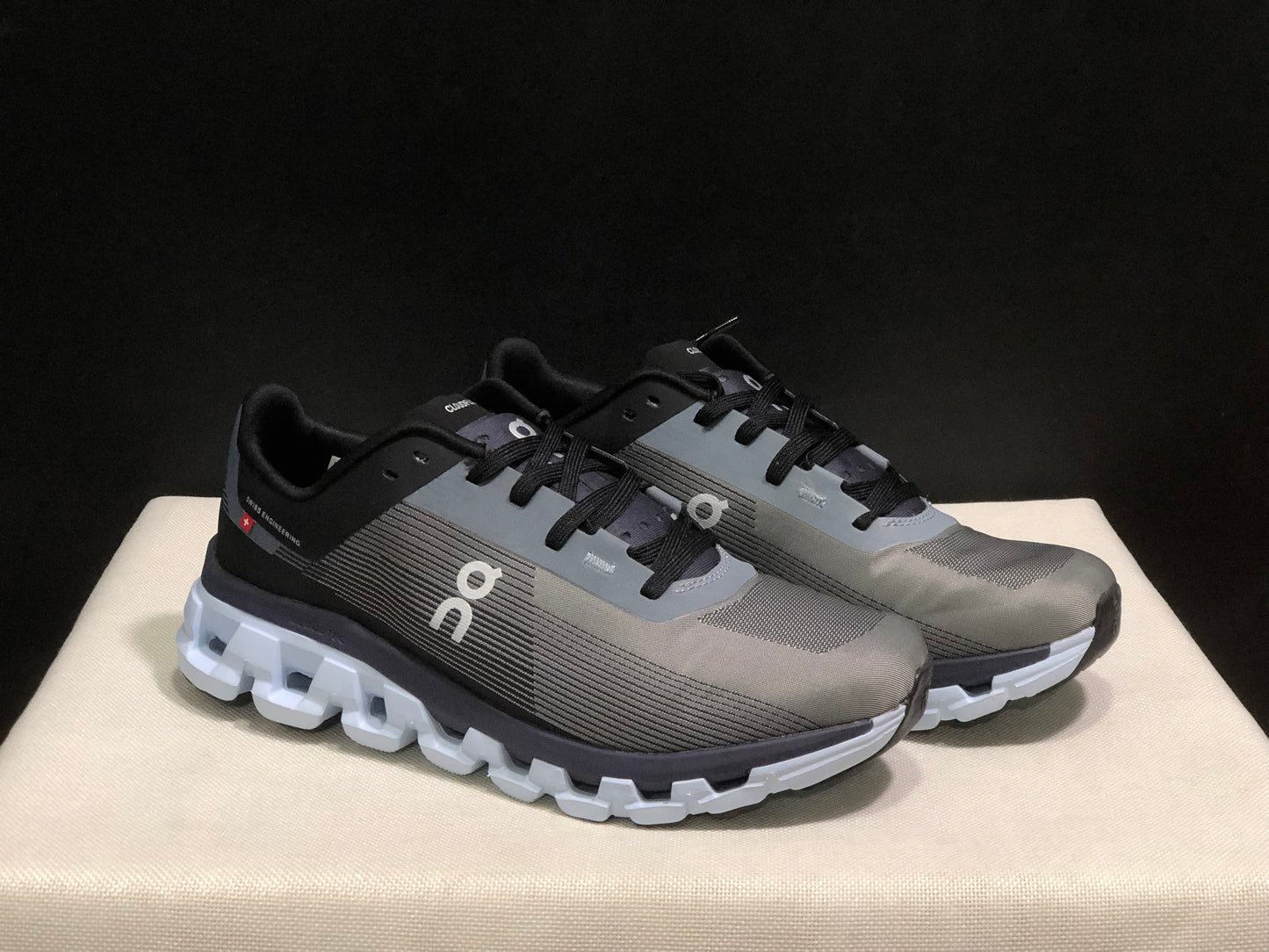 On Running Cloudflow 4 Shock-Absorbing And Wear-Resistant Running Shoes Pearl/Black