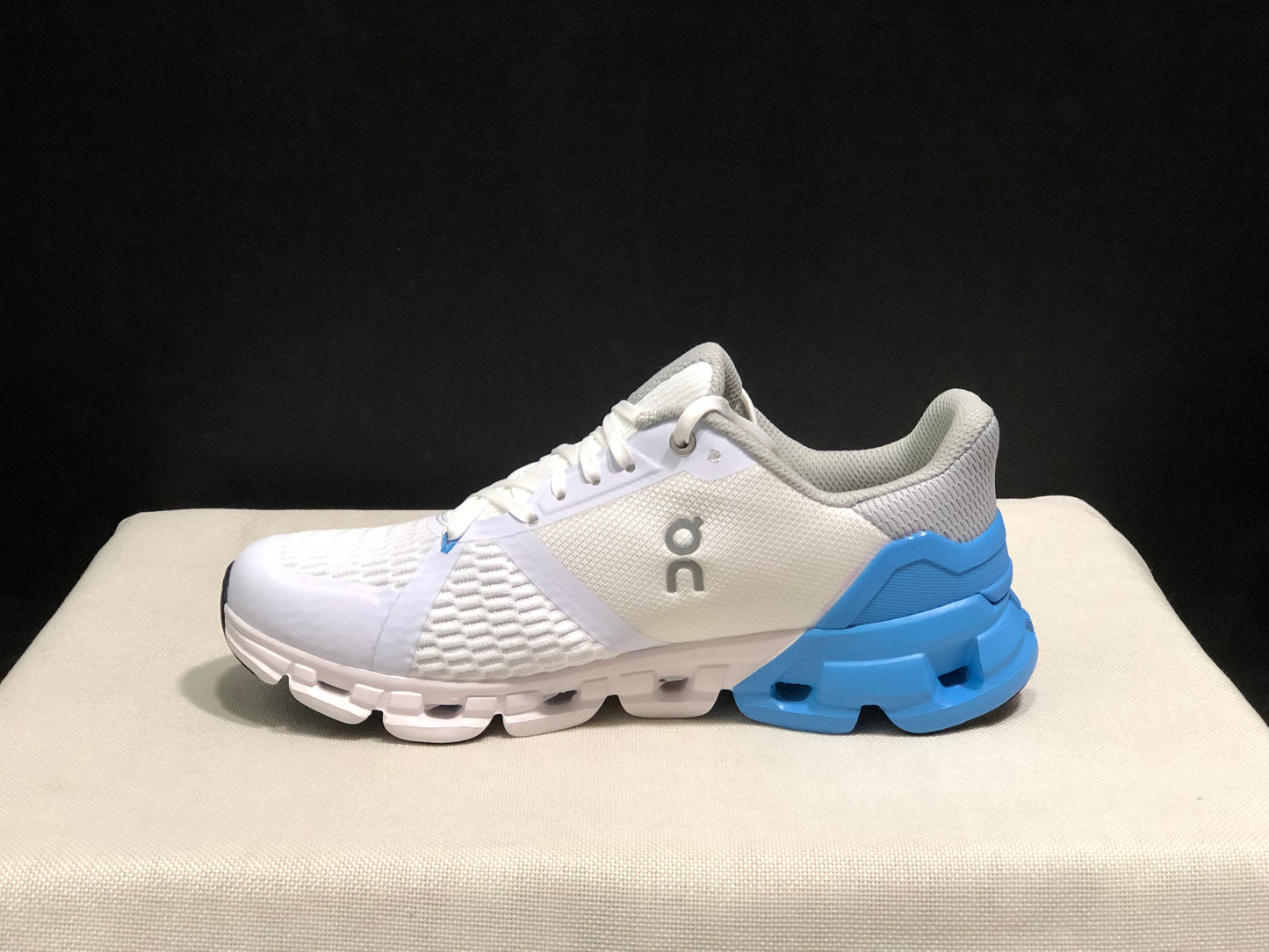 On Running Cloudflyer Shock-Absorbing Running Shoes White/Light Grey/Blue