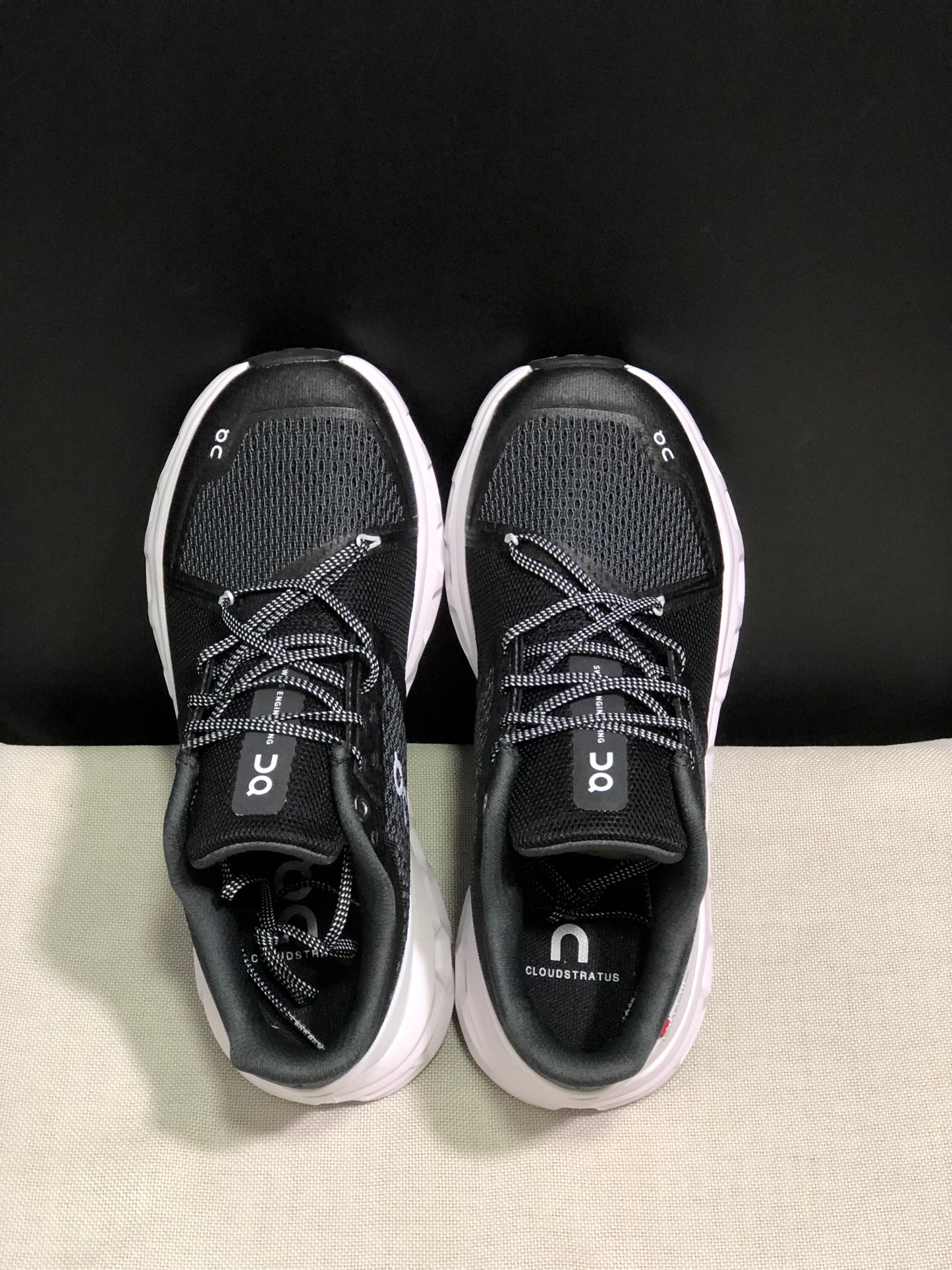 On Running Cloudstratus Shock-Absorbing And Breathable Running Shoes Black/White
