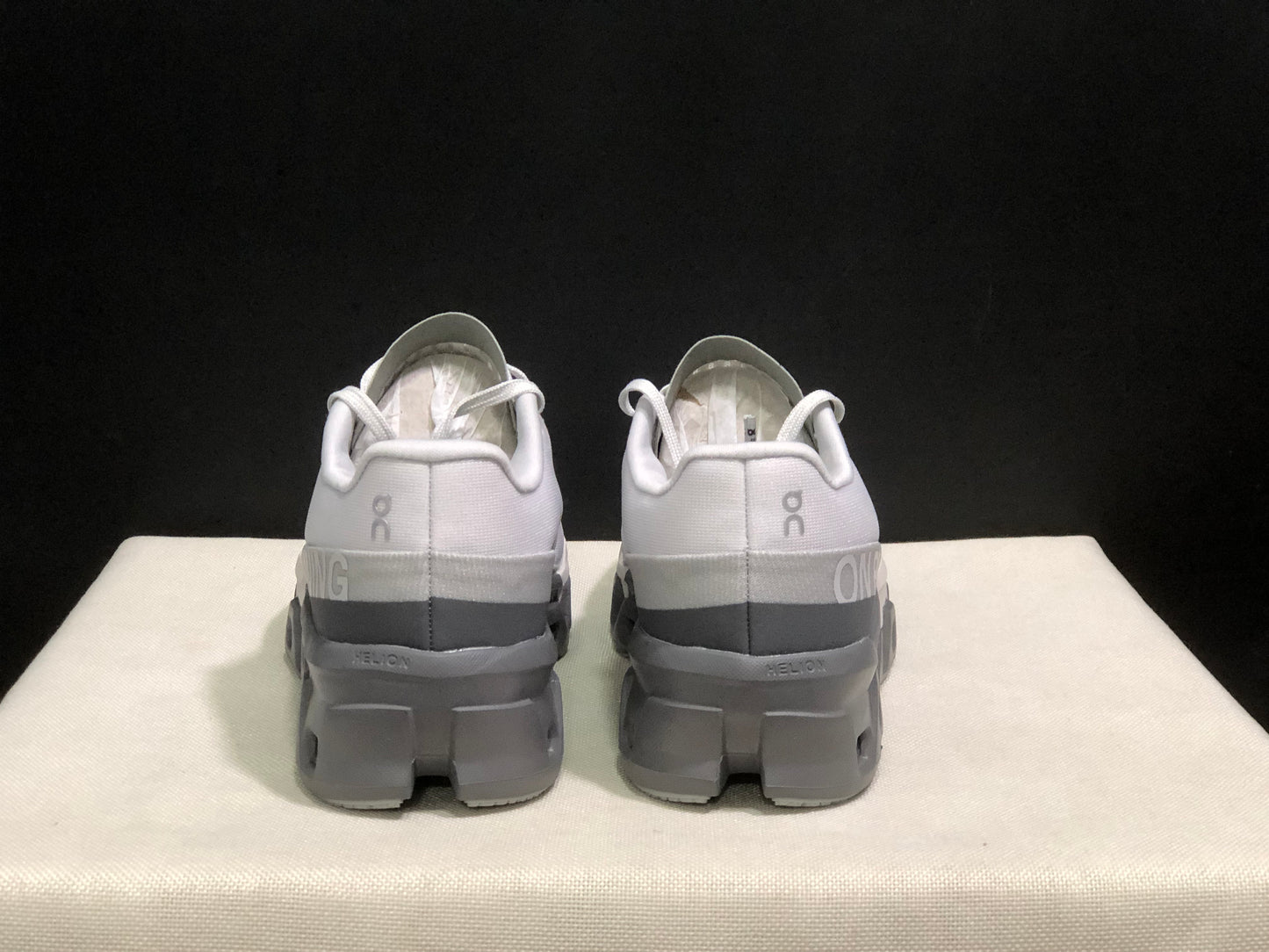 On Running Cloudmonster 2 Shock-Absorbing And Breathable Running Shoes Light Grey