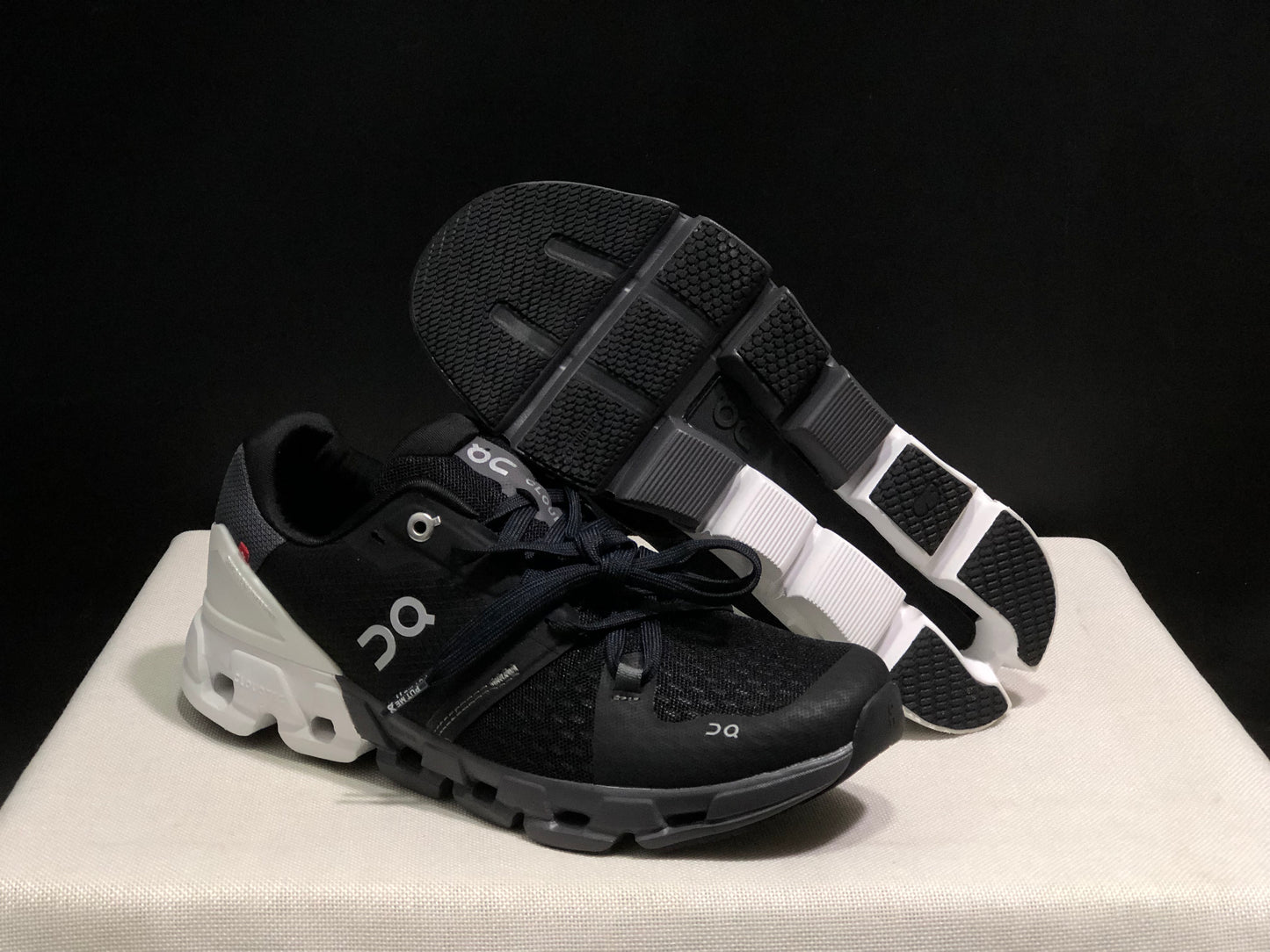 On Running Cloudflow 4 Shock-Absorbing And Wear-Resistant Running Shoes Black/White