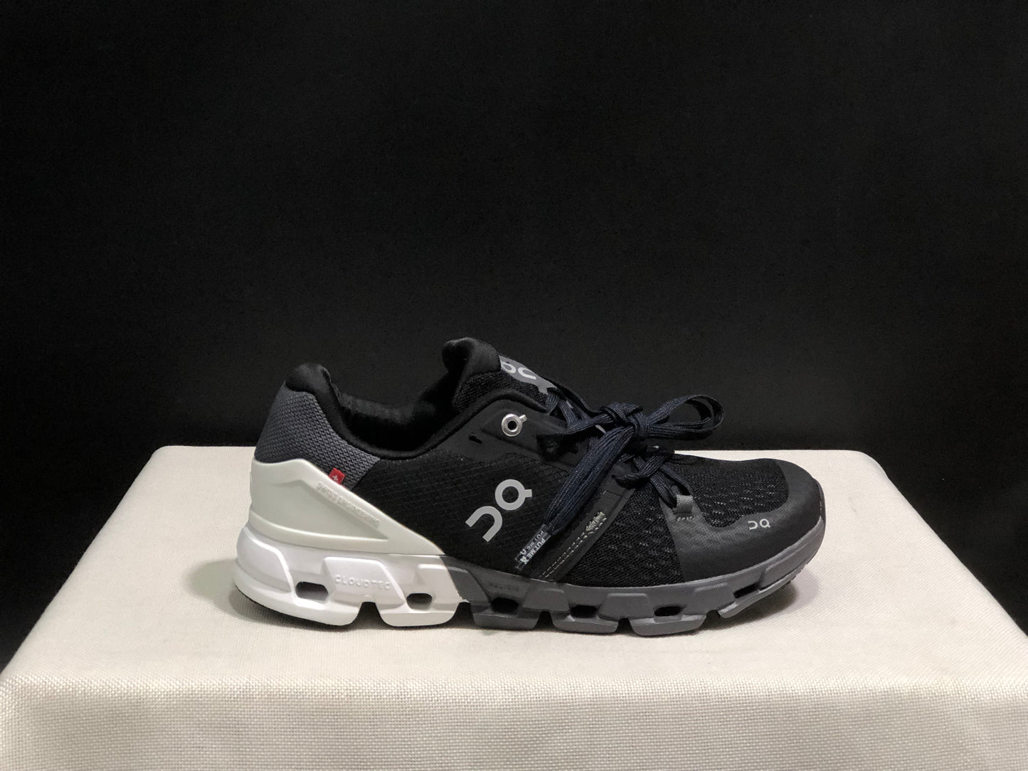 On Running Cloudflow 4 Shock-Absorbing And Wear-Resistant Running Shoes Black/White