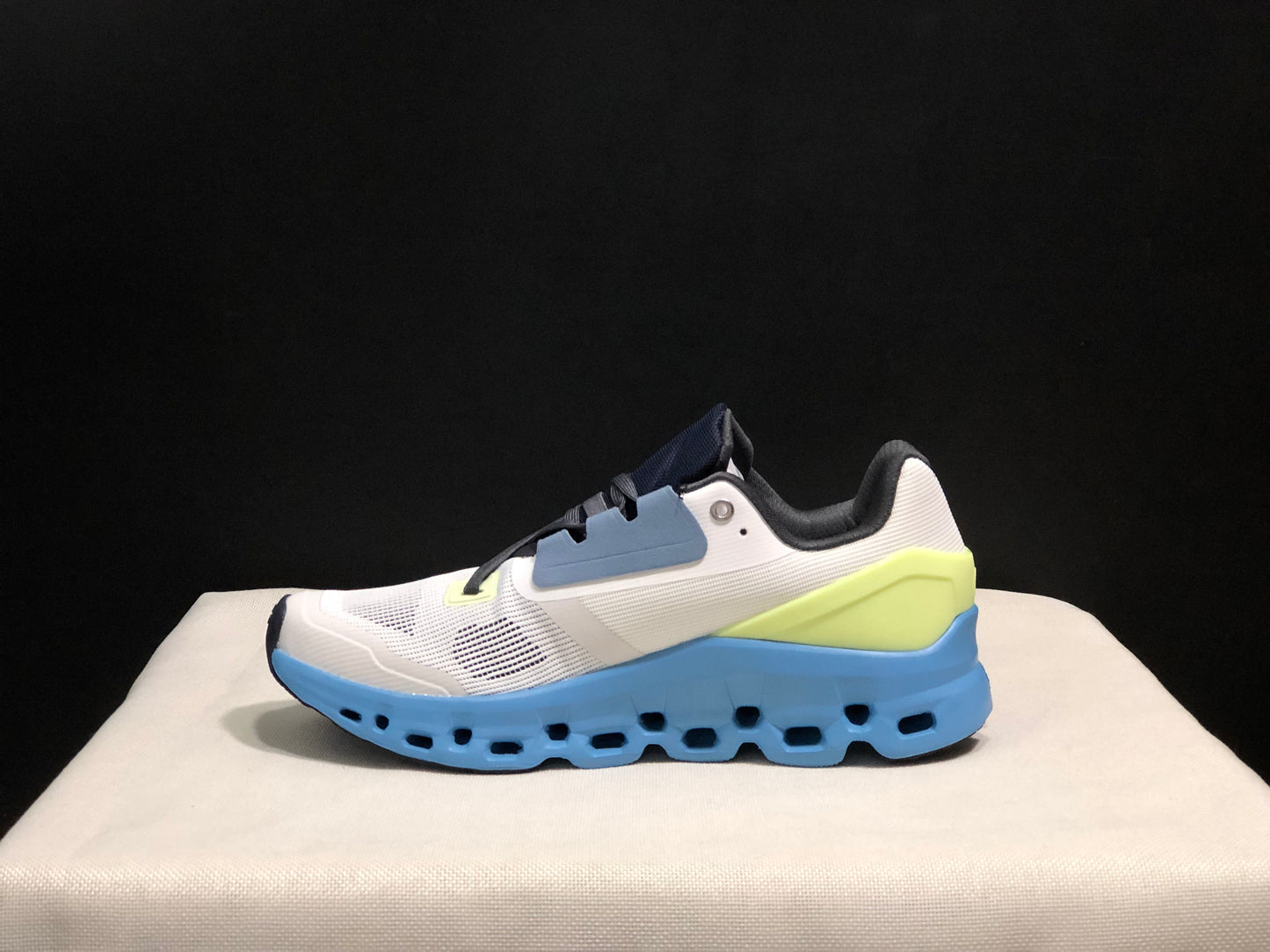 On Running Cloudstratus Breathable Support Running Shoes Frost/Niagara
