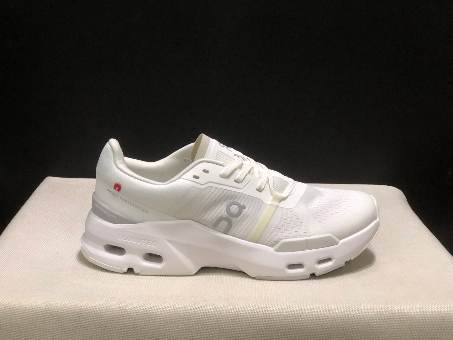 On Running Cloudpulse Comfortable Running Shoes White