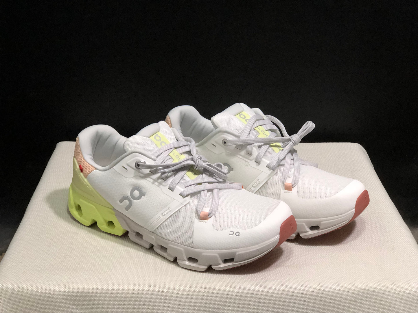 On Running Cloudflow 4 Shock-Absorbing And Wear-Resistant White/Hay Running Shoes