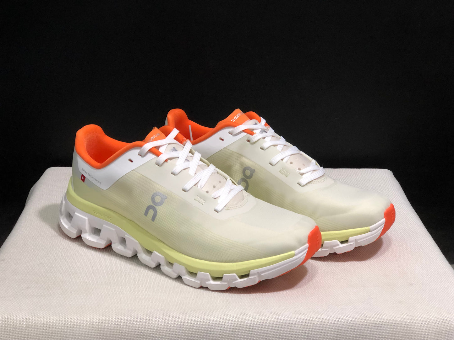 On Running Cloudflow 4 Shock-Absorbing And Wear-Resistant Running Shoes White/Hay