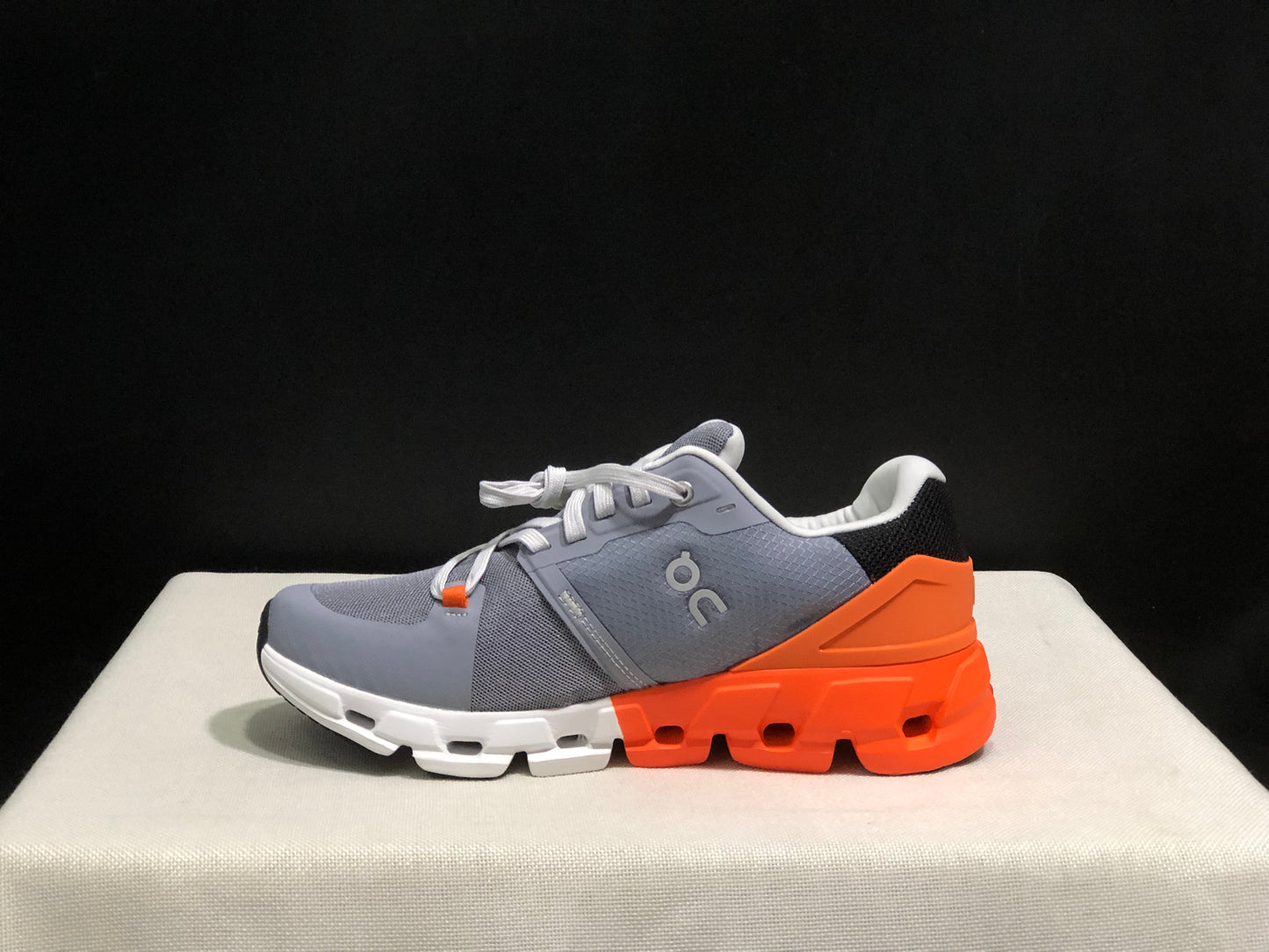 On Running Cloudflow 4 Shock-Absorbing And Wear-Resistant Running Shoes Fossil/Flame
