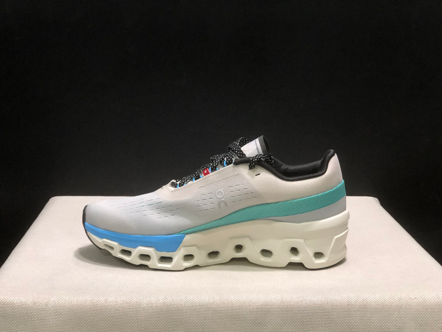 On Running Cloudmonster 2 Shock-Absorbing And Breathable Running Shoes Cream/Blue