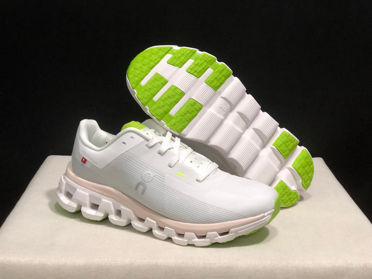 On Running Cloudflow 4 Shock-Absorbing And Wear-Resistant Running Shoes White/Sand