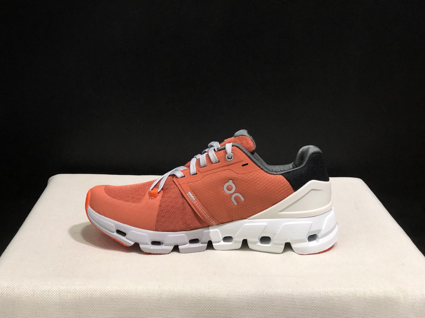 On Running Cloudflow 4 Shock-Absorbing And Wear-Resistant Running Shoes Ginger/White