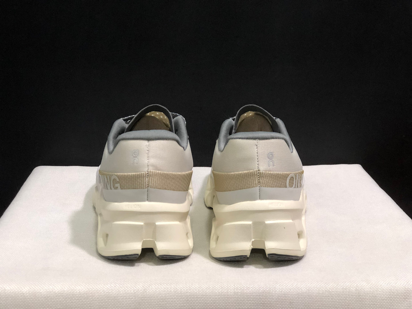 On Running Cloudmonster 2 Shock-Absorbing And Breathable Running Shoes Grey/Light Khaki