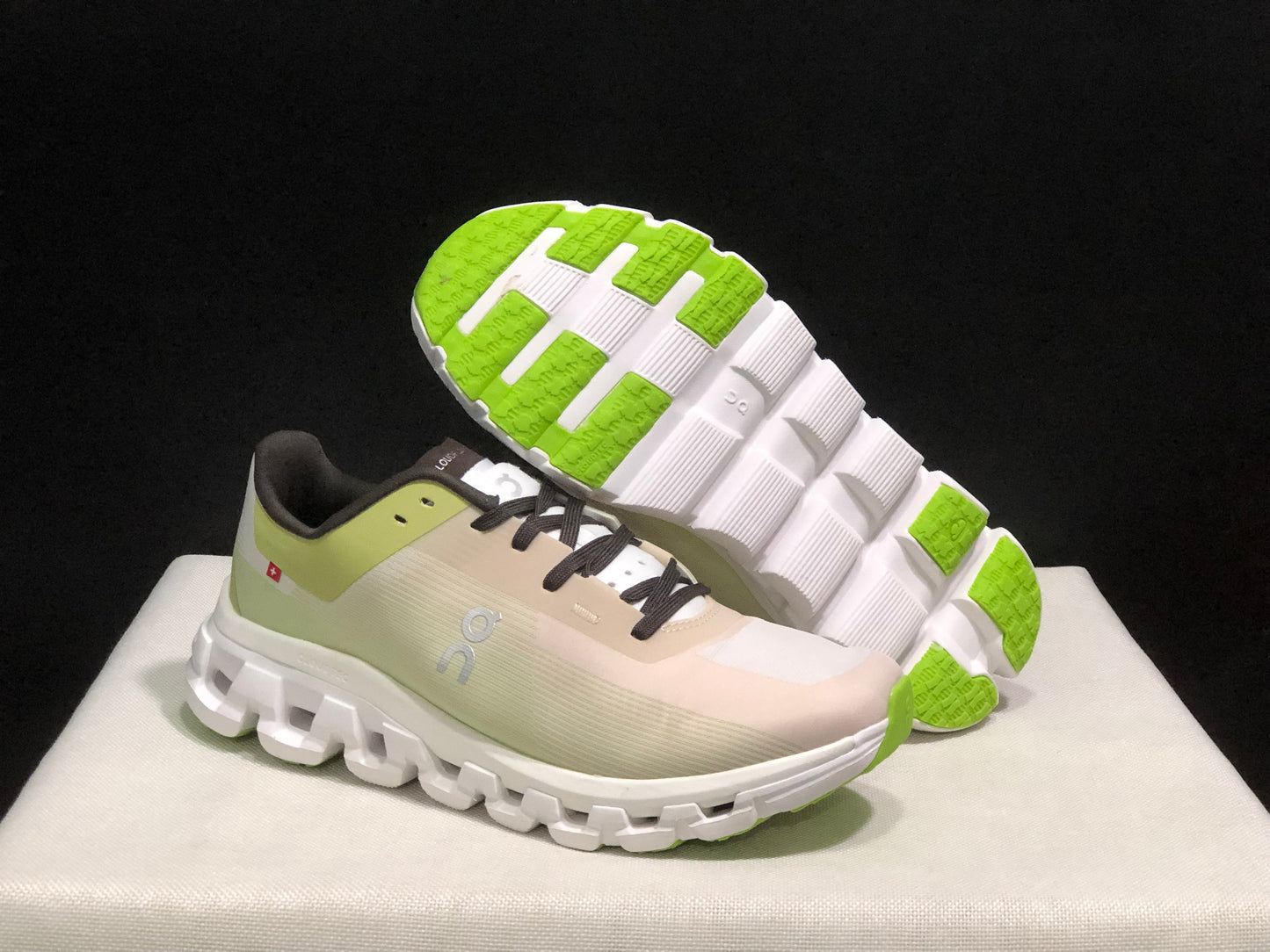 On Running Cloudflow 4 Shock-Absorbing And Wear-Resistant Running Shoes Zest/Frost