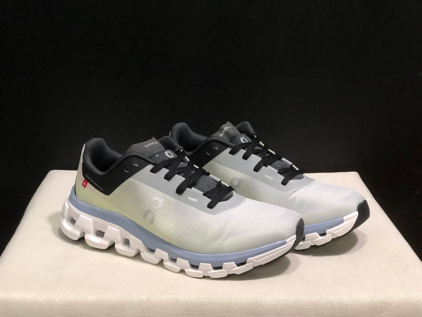 On Running Cloudflow 4 Shock-Absorbing And Wear-Resistant Running Shoes Fade/Wisteria