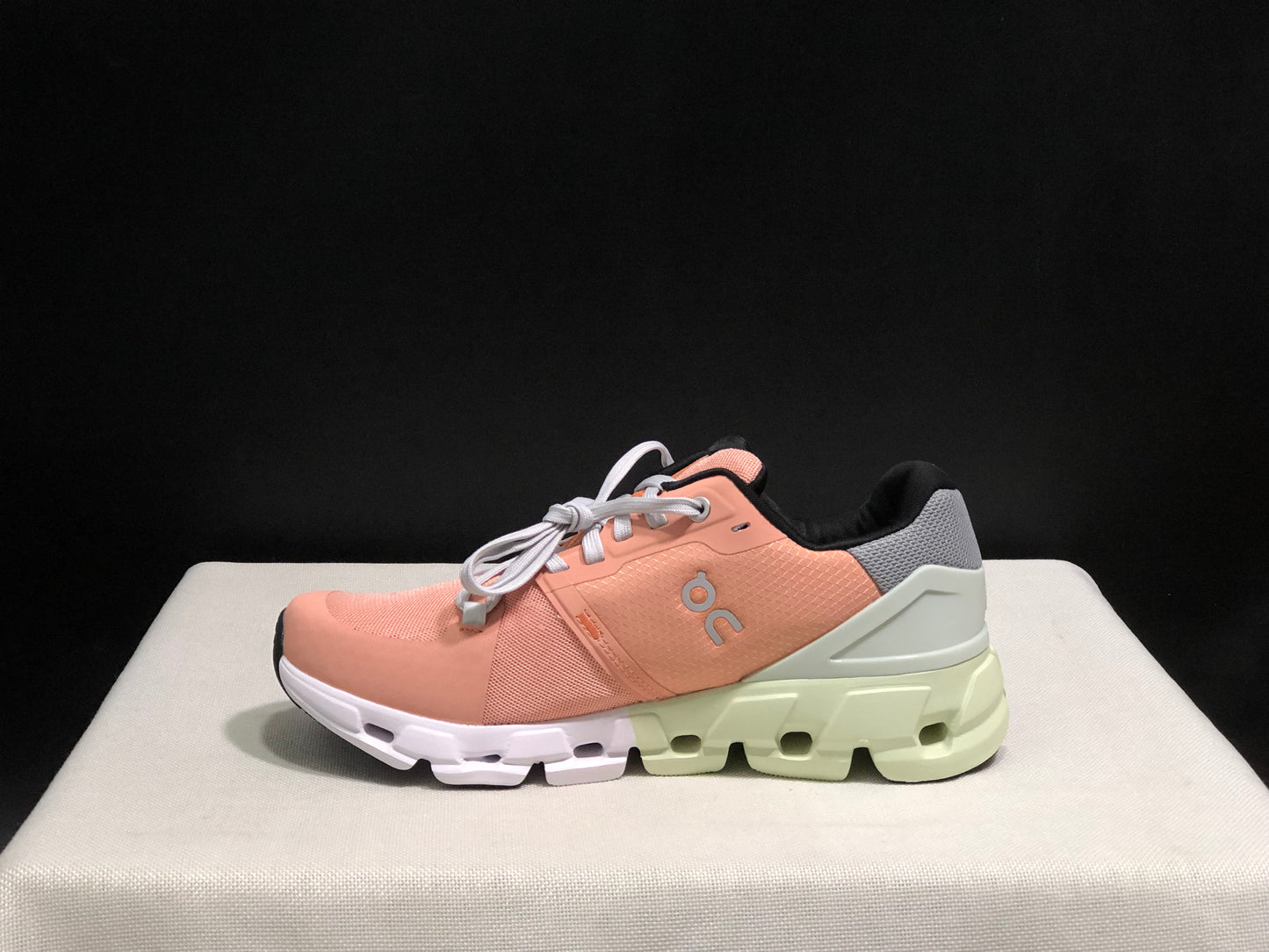 On Running Cloudflow 4 Shock-Absorbing And Wear-Resistant Running Shoes Peach/Aloe