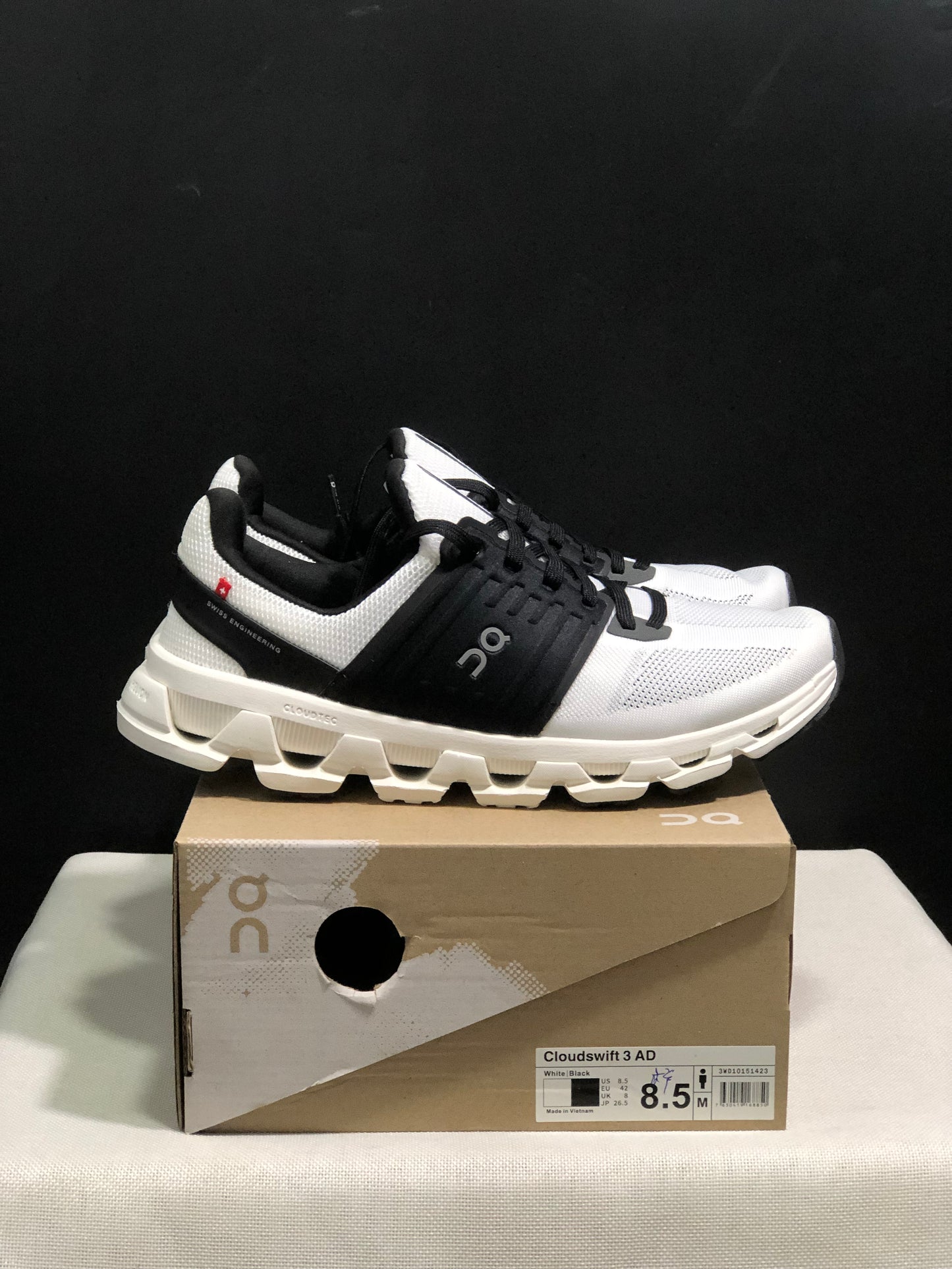 On Running Cloudswift 3 Trendy And Comfortable Running Shoes Black/White