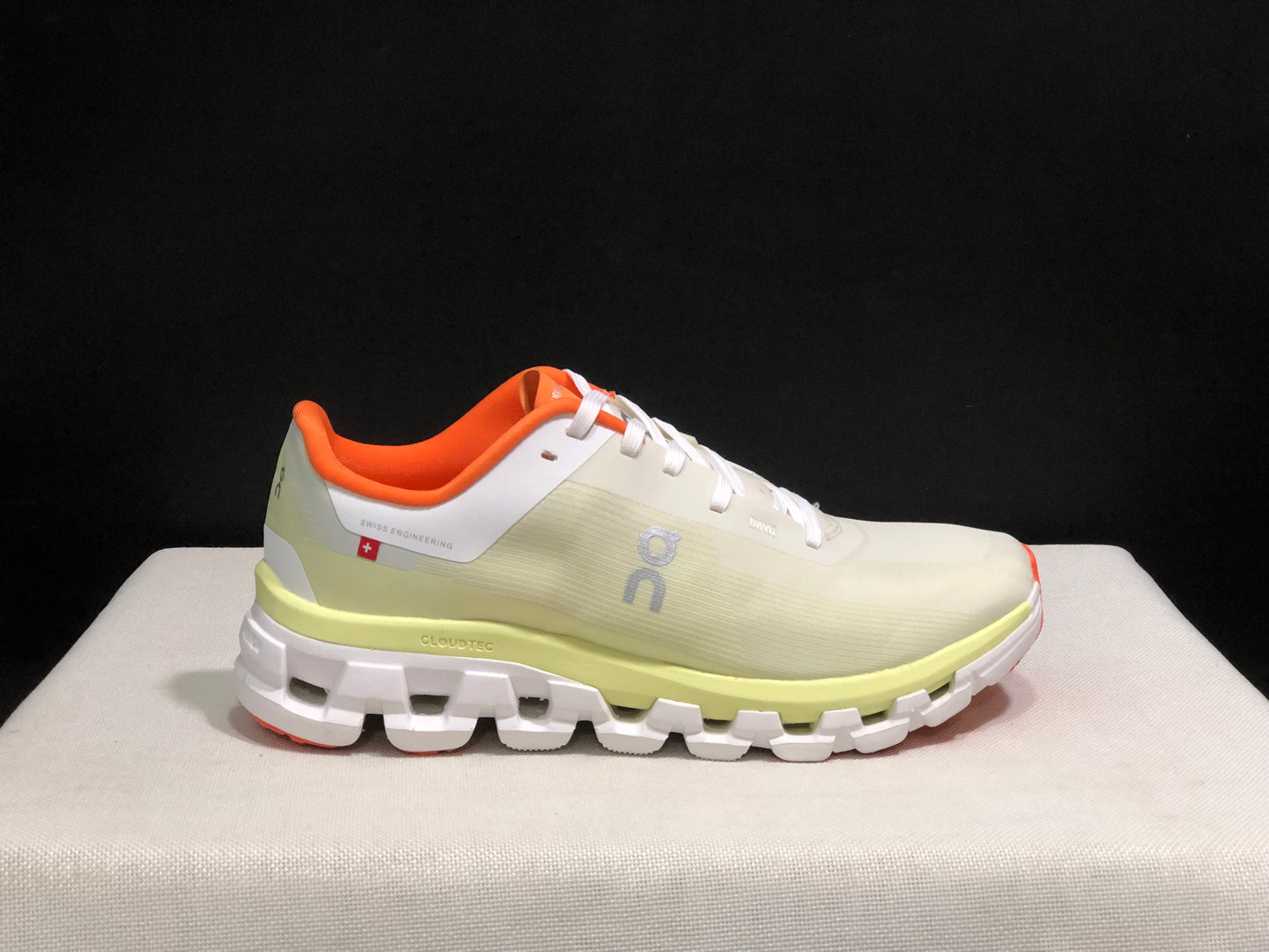 On Running Cloudflow 4 Shock-Absorbing And Wear-Resistant Running Shoes White/Hay