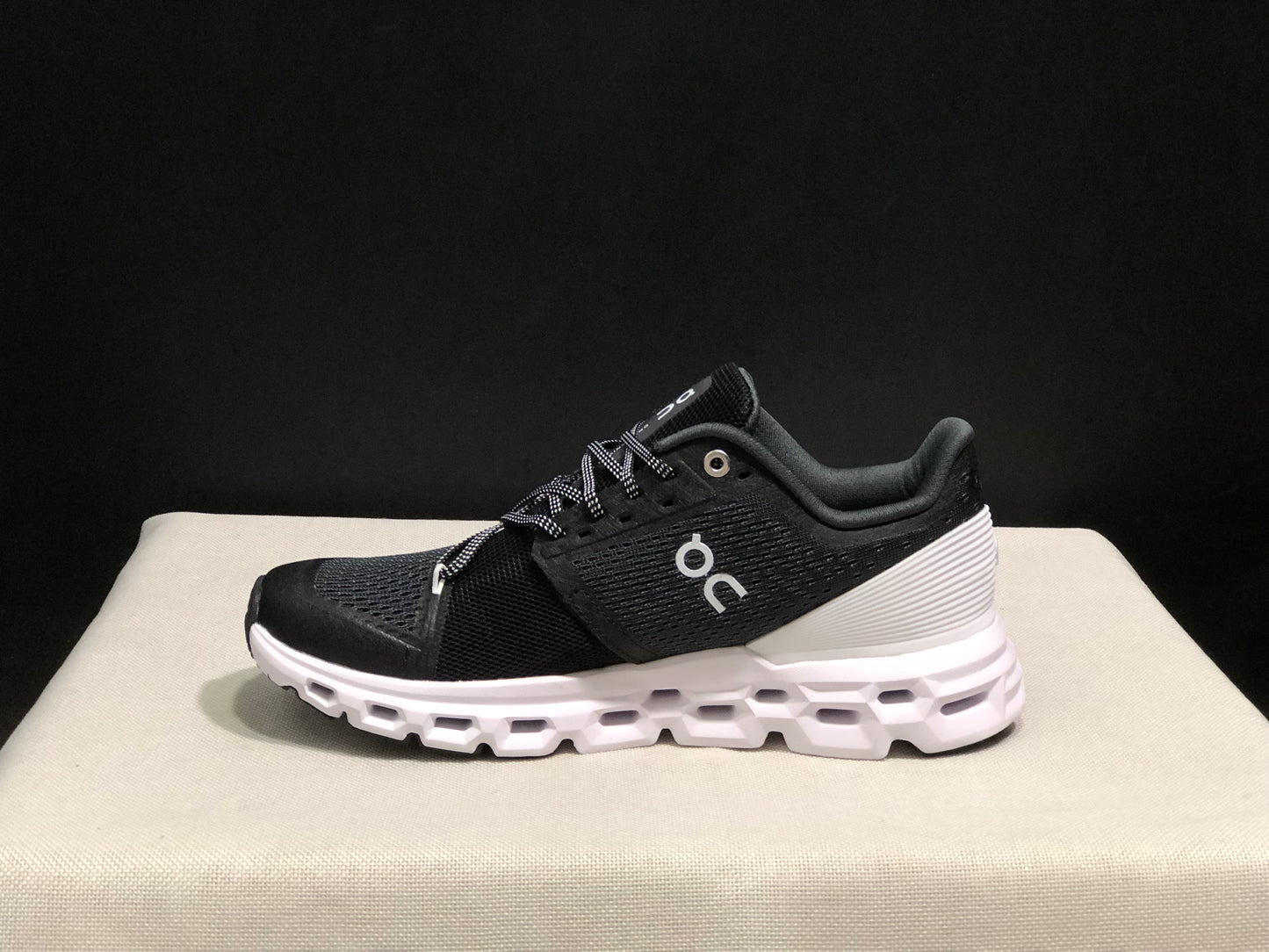 On Running Cloudstratus Shock-Absorbing And Breathable Running Shoes Black/White