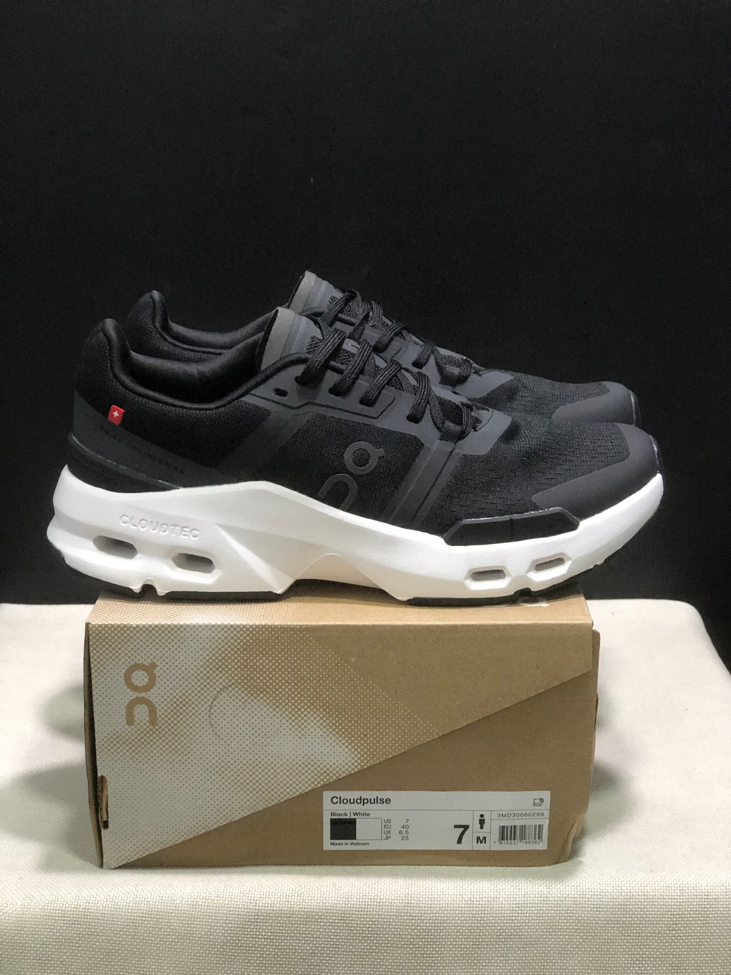 On Running Cloudpulse Comfortable Running Shoes Black/White