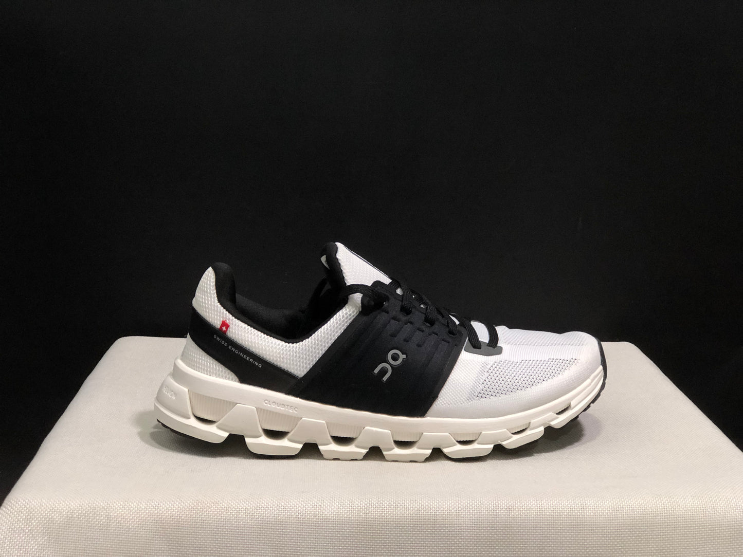 On Running Cloudswift 3 Trendy And Comfortable Running Shoes Black/White