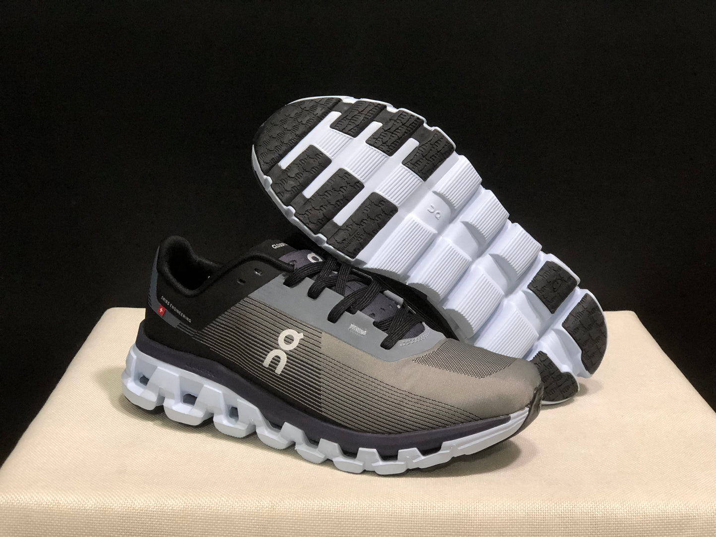 On Running Cloudflow 4 Shock-Absorbing And Wear-Resistant Running Shoes Pearl/Black