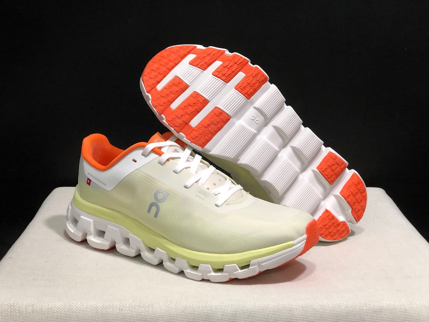 On Running Cloudflow 4 Shock-Absorbing And Wear-Resistant Running Shoes White/Hay