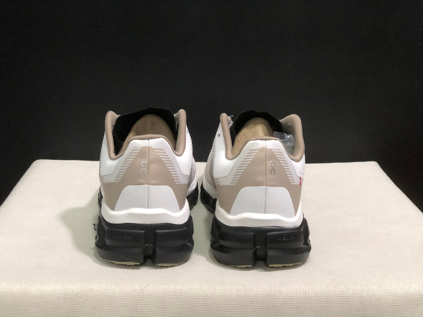 On Running Cloudflow 4 Shock-Absorbing And Wear-Resistant Running Shoes Khaki/White