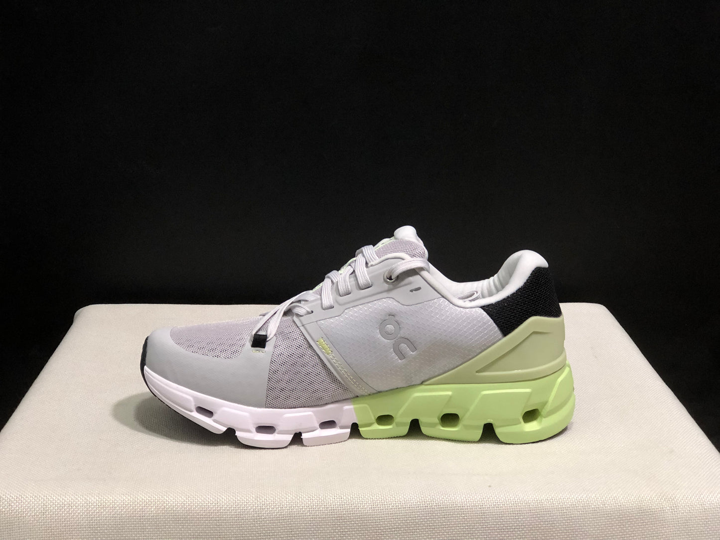On Running Cloudflow 4 Shock-Absorbing And Wear-Resistant Running Shoes Glacler/Meadow