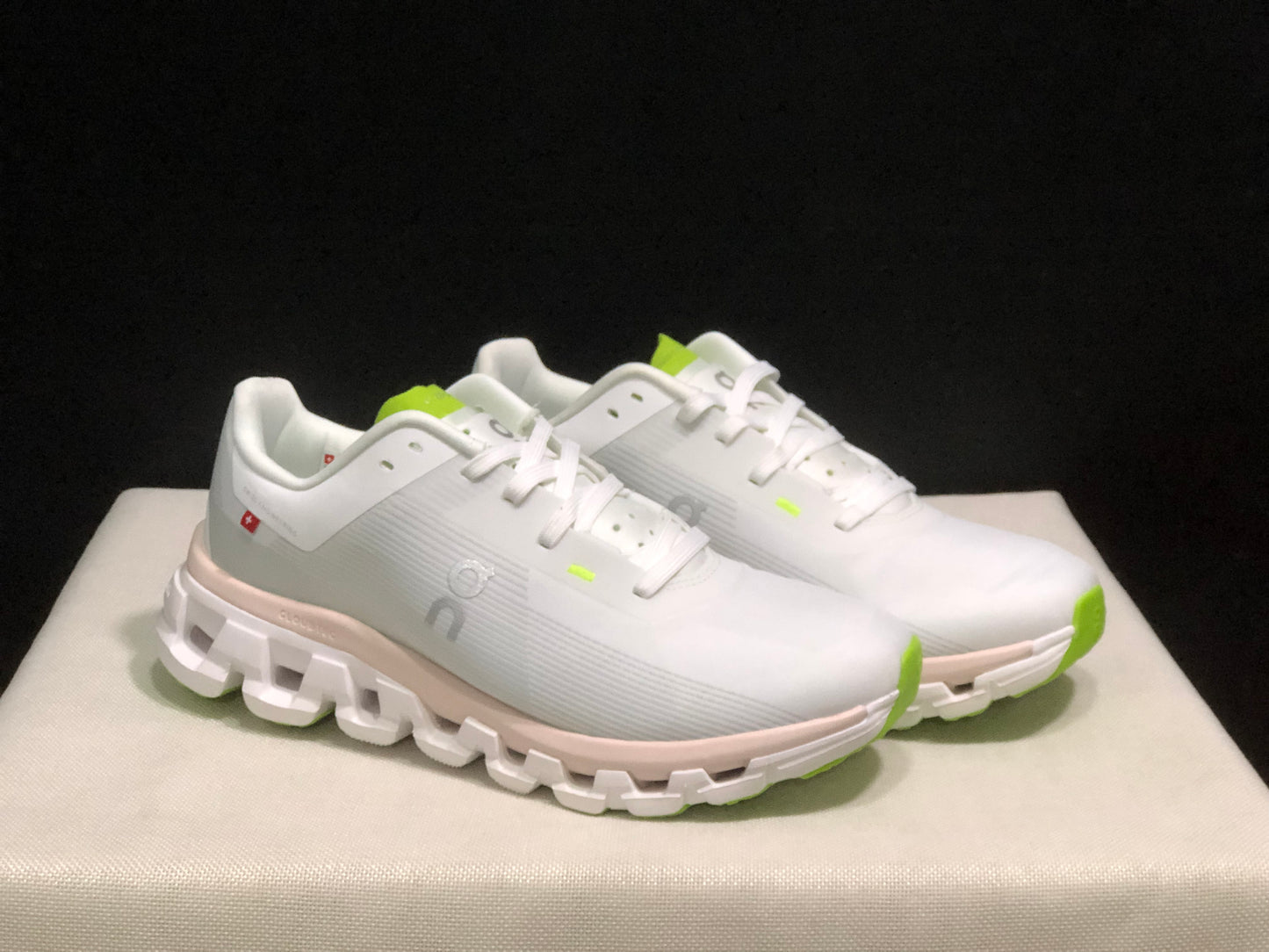 On Running Cloudflow 4 Shock-Absorbing And Wear-Resistant Running Shoes White/Sand