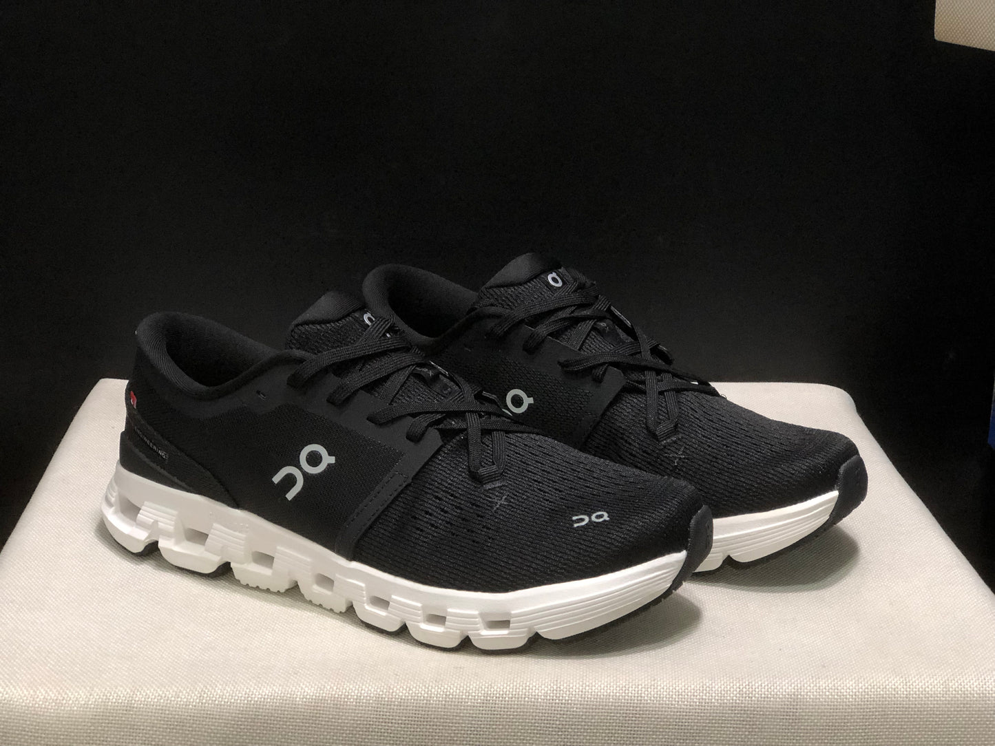 On Running Cloud X4 Comfortable Running Shoes Black/White
