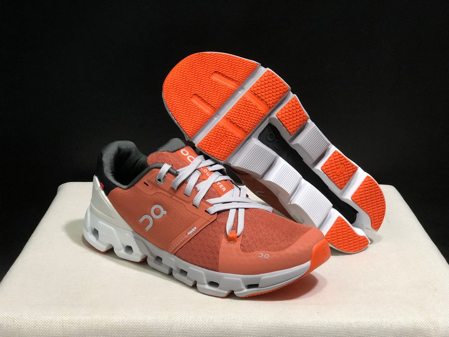 On Running Cloudflow 4 Shock-Absorbing And Wear-Resistant Running Shoes Ginger/White