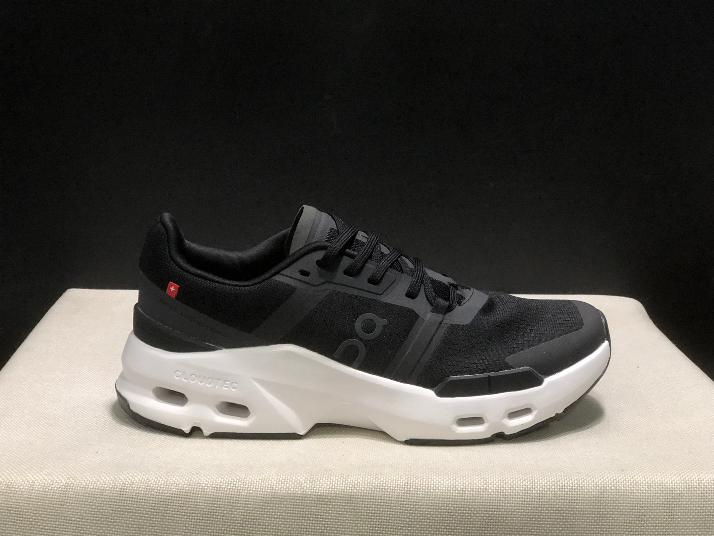 On Running Cloudpulse Comfortable Running Shoes Black/White