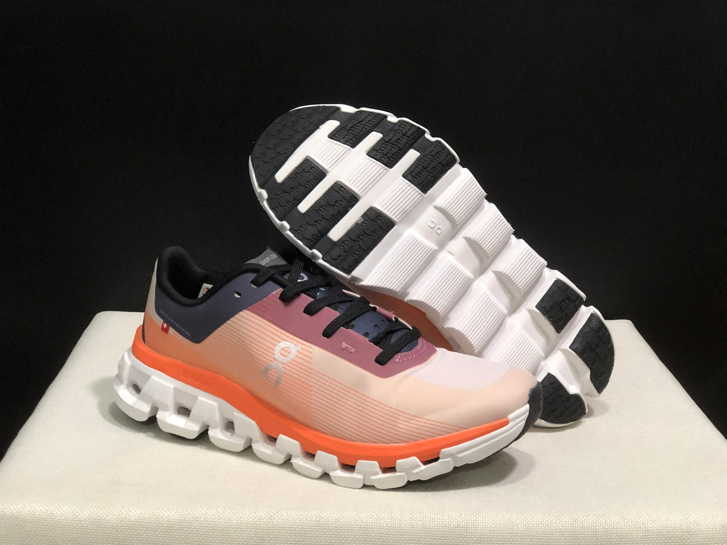 On Running Cloudflow 4 Shock-Absorbing And Wear-Resistant Running Shoes Quartz/Flame