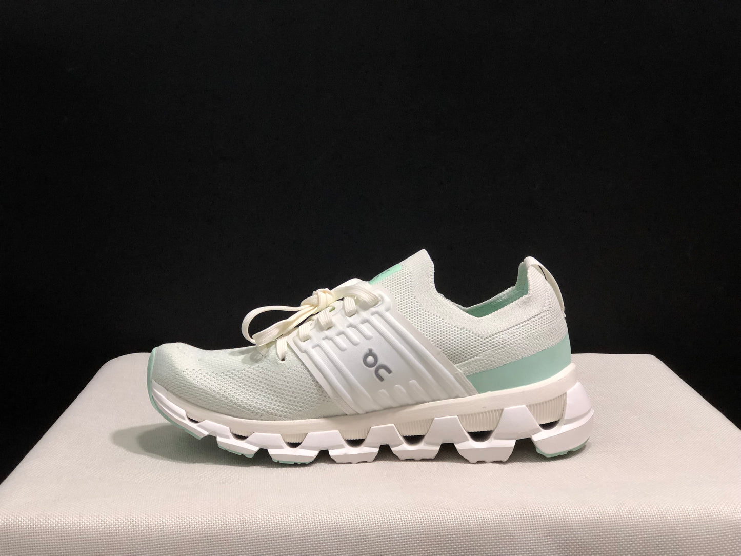 On Running Cloudswift 3 Trendy And Comfortable Running Shoes Ivory/Creek